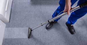 Employé de MOM nettoyage industriel nettoyant un tapis de bureau à Montréal